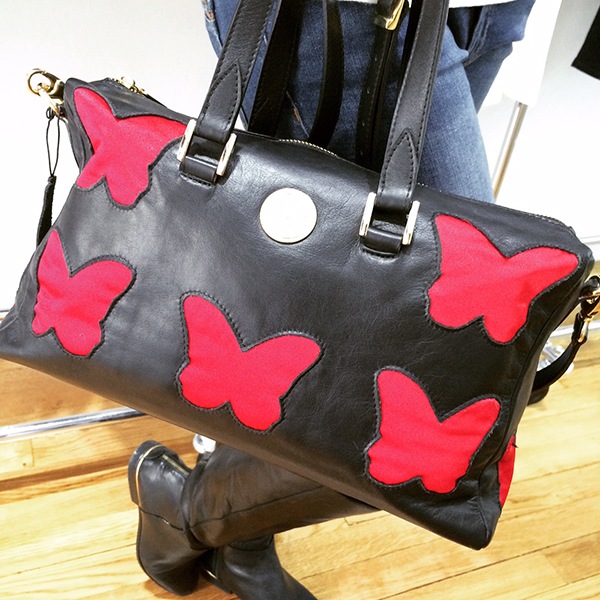bolso negro troquelado con mariposas rojas de cosy butterfly en madrid a tu estilo
