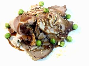 Carne mechada con guisantes Los Galayos